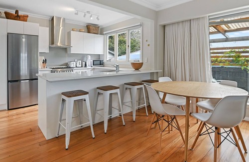 Lynmore House | The Green Door - Rotorua Holiday Home