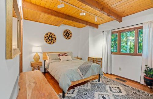 East Stroudsburg Ski Chalet | The Green Forest Retreat - Kayak, Hot Tub, Sauna