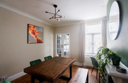 Doncaster Apartment | The Green House 3 Bed House - Contractors, Families, Close to city centre, Free Parking