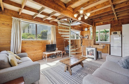 Waitarere Beach House | The Green House - Waitarere Beach Retreat