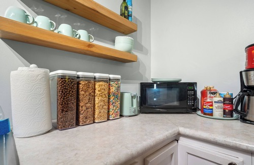 Donelson Apartment | The Green Retreat w/Cereal Bar! - Great Location Close to BNA