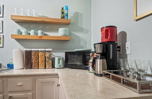 Donelson Apartment | The Green Retreat w/Cereal Bar! - Great Location Close to BNA