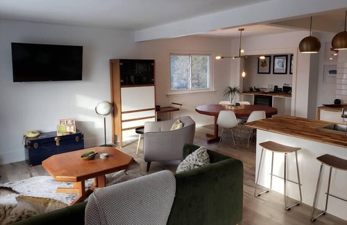 London House | "The Green Space" 2BR Pvt Balcony & Chefs Kitchen