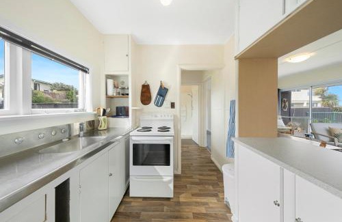 Paraparaumu Beach House | The Green Trout - Paraparaumu Beach Holiday Home
