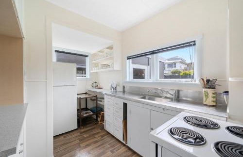 Paraparaumu Beach House | The Green Trout - Paraparaumu Beach Holiday Home