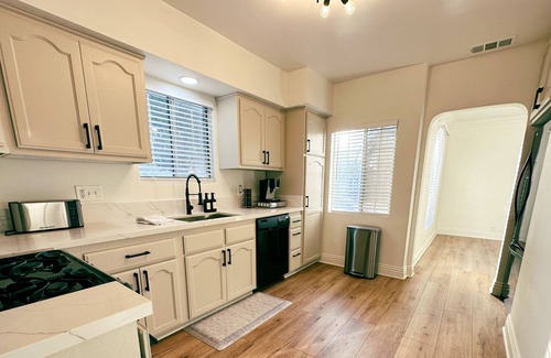 Riverside House | The Greenfield Gallery minutes to Downtown Riverside