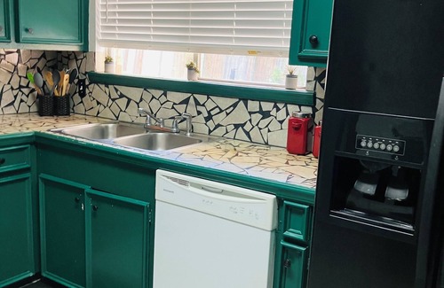 South Side House | The Greenhouse Effect- central+ 4BR/2BA+ king suite+ coffee+ BBQ grill