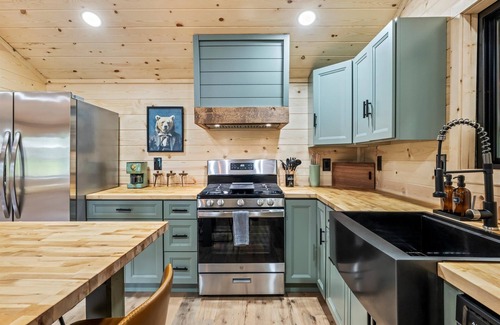 Rocky Grove Cabin | "The Greenhouse" - NEW! Just 450 ft from Trailhead