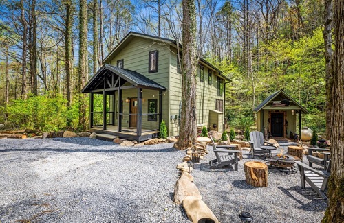 Rocky Grove Cabin | "The Greenhouse" - NEW! Just 450 ft from Trailhead