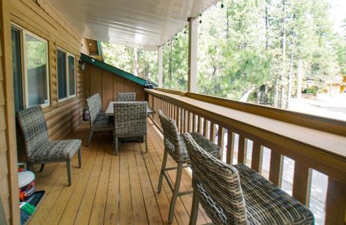 Fox Farm House | The Grizzlies Den - Log style cabin located in the desirable Fox Farm area! Games and arcade!