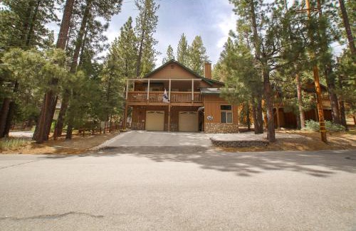 Fox Farm House | The Grizzlies Den - Log style cabin located in the desirable Fox Farm area! Games and arcade!