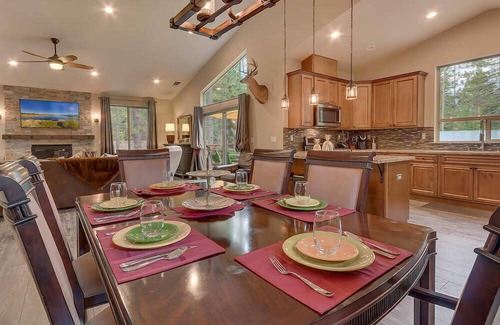 Tahoe Island House | The Grizzly Cabin - Close to lake and biking paths!
