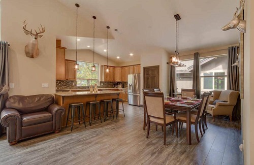 Tahoe Island House | The Grizzly Cabin - Close to lake and biking paths!