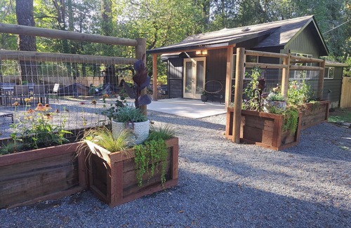 Gasquet Cabin | The Groundskeeper's Cabin: A peaceful retreat with all the amenities of home.