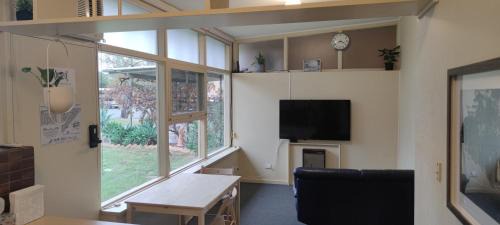 Oaklands Park Apartment | The Grove Getaway 2 min walk to train and shops