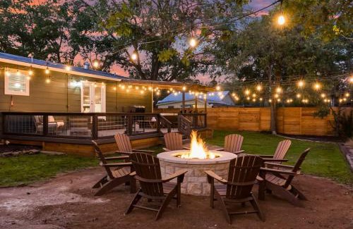 Fredericksburg House | The Gruene Haus, Hot Tub, Firepit, Sleeps 13!