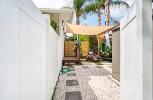 East San Gabriel House | The GuestHouse W/King Bed & Private courtyard