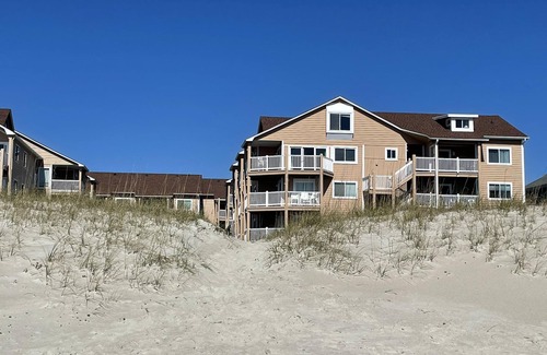 Wilmington Beach Condo | The GypSea, 2BR/2BA beachfront Sand Pebbles condo