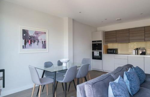 Frognal and Fitzjohns Apartment | The Hampstead Hideout - Glamorous 3BDR Flat with Balcony