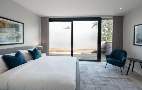 Frognal and Fitzjohns Apartment | The Hampstead Hideout - Glamorous 3BDR Flat with Balcony
