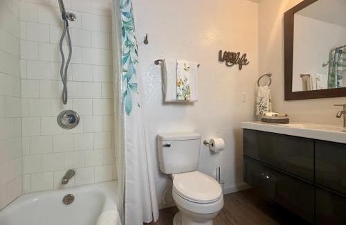 Oakhurst House | The Happy Cabin w/hot tub