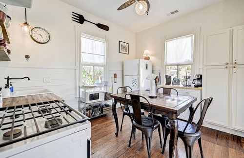 San Jacinto House | The Happy Hut - walk to the beach
