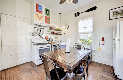 San Jacinto House | The Happy Hut - walk to the beach