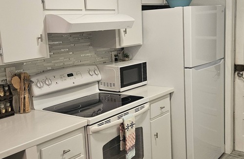 Port Charlotte House | The Happy Place! Hot tub! Life-size chess! 7min to Port Charlotte Beach!