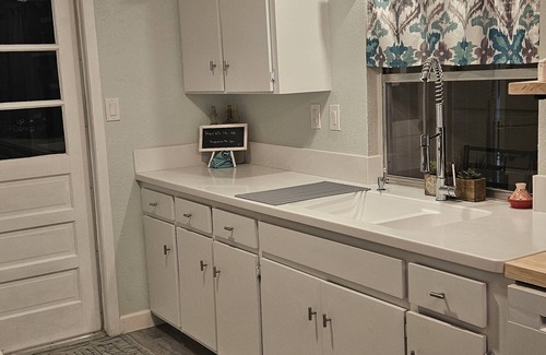 Port Charlotte House | The Happy Place! Hot tub! Life-size chess! 7min to Port Charlotte Beach!