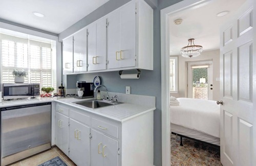 Historic Downtown Savannah Apartment | The Harcourt Manor - Historic Garden Apartment