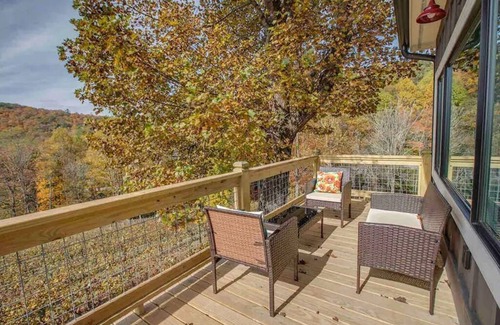 Scaly Mountain Cottage | The Harvest House Cottage - Mountain Vineyard Getaway