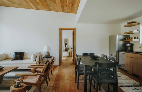 Emigrant House | The Hawk. Horse Creek Cabins. Lux 2 bed/2 bath with King bed, AC, Creek Front