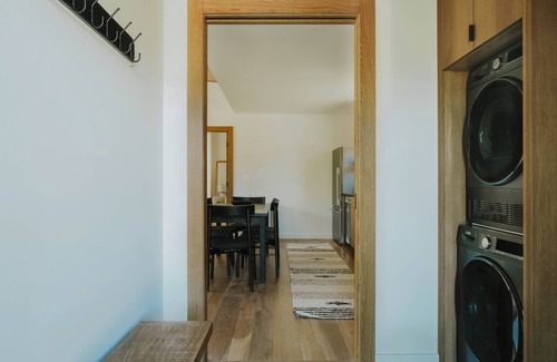 Emigrant House | The Hawk. Horse Creek Cabins. Lux 2 bed/2 bath with King bed, AC, Creek Front