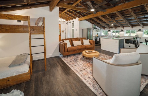 Easley House | The Hayloft: a unique getaway in our1900s barn, 20+ mins to Downtown Greenville