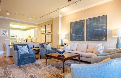 Oxford House | The HC, 2BR Urban Escape by Velvet Ditch Villas