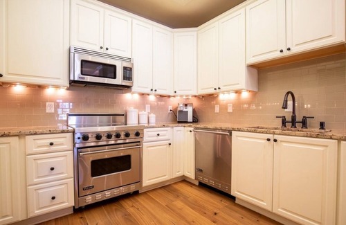 Oxford House | The HC, 2BR Urban Escape by Velvet Ditch Villas