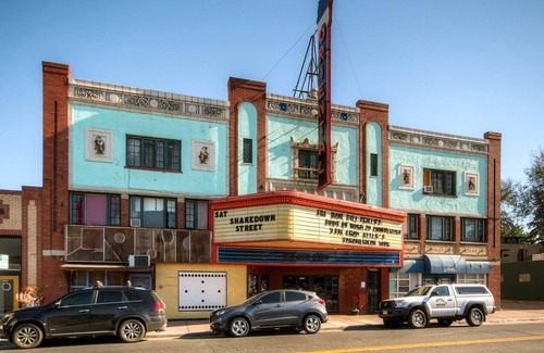 Berkeley House | THE HEN HOUSE! Walk to buzzing restaurants bars and shopping on Tennyson!