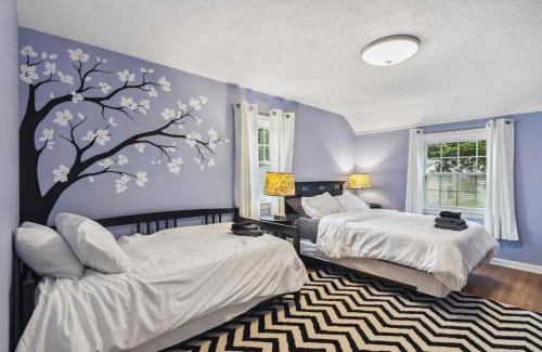 Cuyahoga County House | The Henry House I Pet Friendly Cozy Convenient