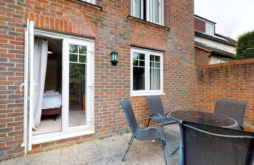 Oxford Apartment | The Hensington Suite Vanbrugh 1 | Oxford Holiday Lets | 2 Beds & Sleeps 4