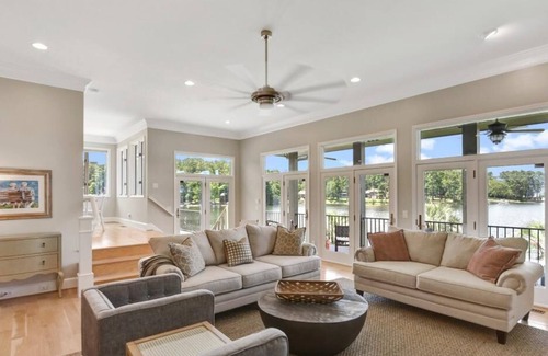Lexington House | THE HERON HOUSE WITH OPTIONAL BOAT RENTAL