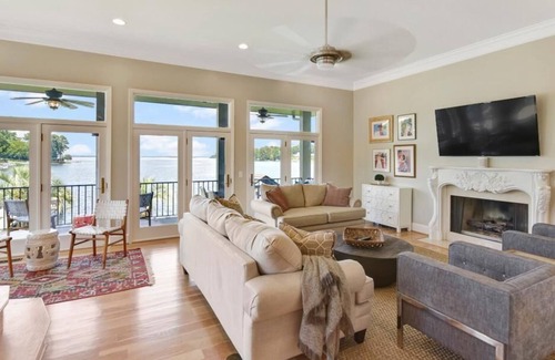 Lexington House | THE HERON HOUSE WITH OPTIONAL BOAT RENTAL