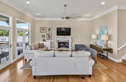 Lexington House | THE HERON HOUSE WITH OPTIONAL BOAT RENTAL