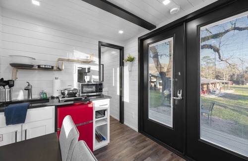 Willis House | The Hickory: 2 mins to Lake Conroe! Rooftop deck, Heated Pool, Fire Pit