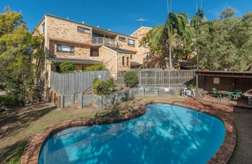 Auchenflower Apartment | The Hidden Flower - A Spacious Poolside Abode