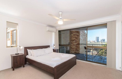 Auchenflower Apartment | The Hidden Flower - A Spacious Poolside Abode