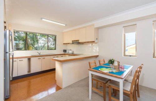 Auchenflower Apartment | The Hidden Flower - A Spacious Poolside Abode