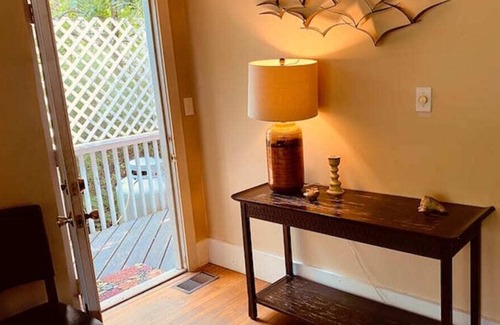 Phoenicia House | The Hidden Pink French Cottage by the creek, hot tub, a short walk to Phoenicia