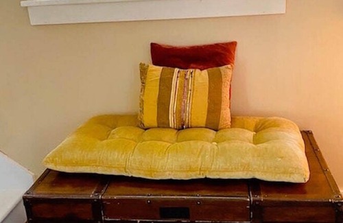 Phoenicia House | The Hidden Pink French Cottage by the creek, hot tub, a short walk to Phoenicia