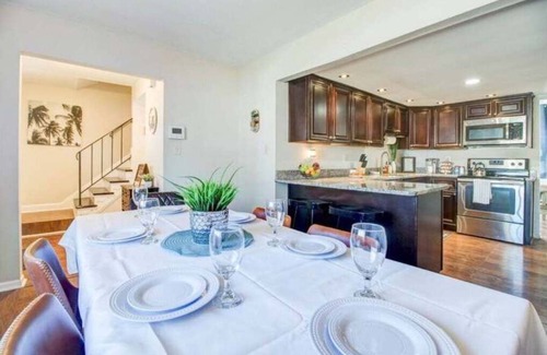 Norfolk - Virginia Beach House | The Hideaway! 3BR Retreat Home Near VB Town Center