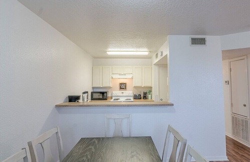 Galveston Apartment | The Hideaway-Jamaica Beach Gem